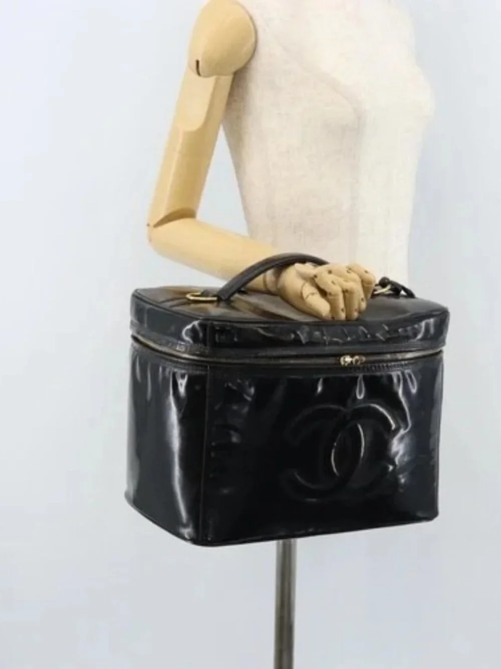 CHANEL Vanity Pouch Patent leather Black Gold CC Auth bs33674